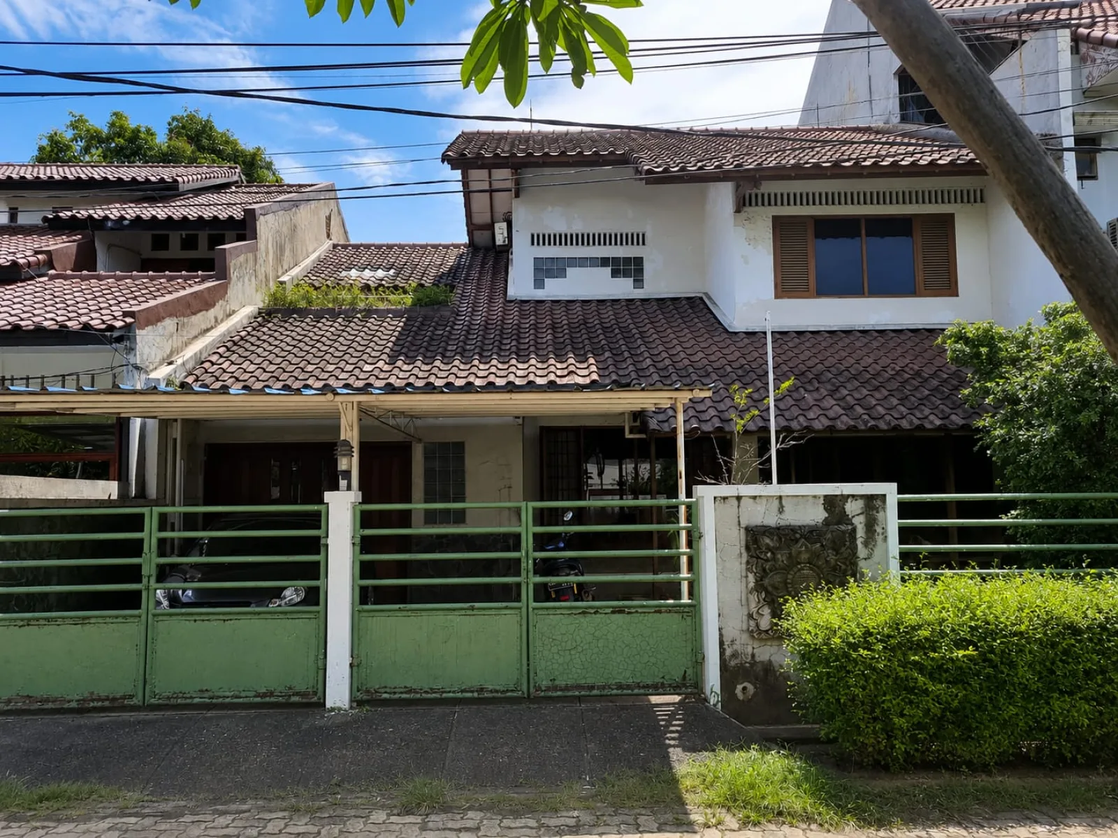 Rumah Dijual di Rempoa, Rumah Luas 2 Lantai dengan Taman Indoor Outdoor SHM